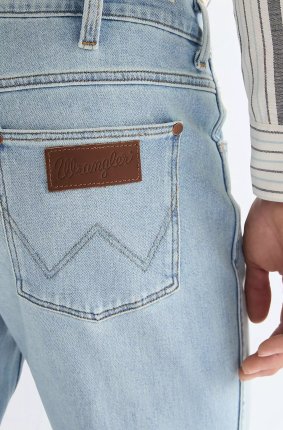 Pánske džínsy WRANGLER Greensboro svetlo modré-vyšúchané