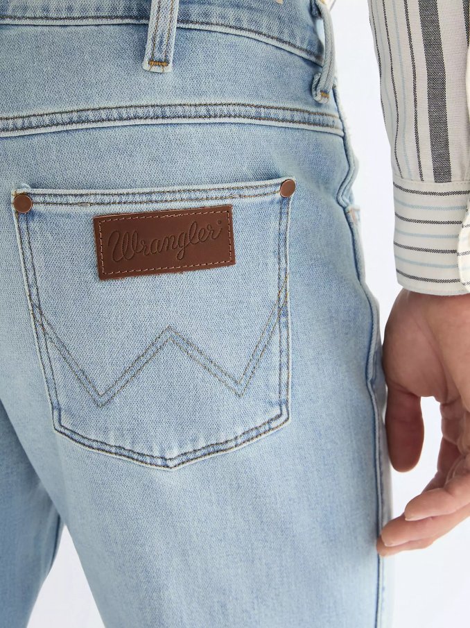 Pánske džínsy WRANGLER Greensboro svetlo modré-vyšúchané
